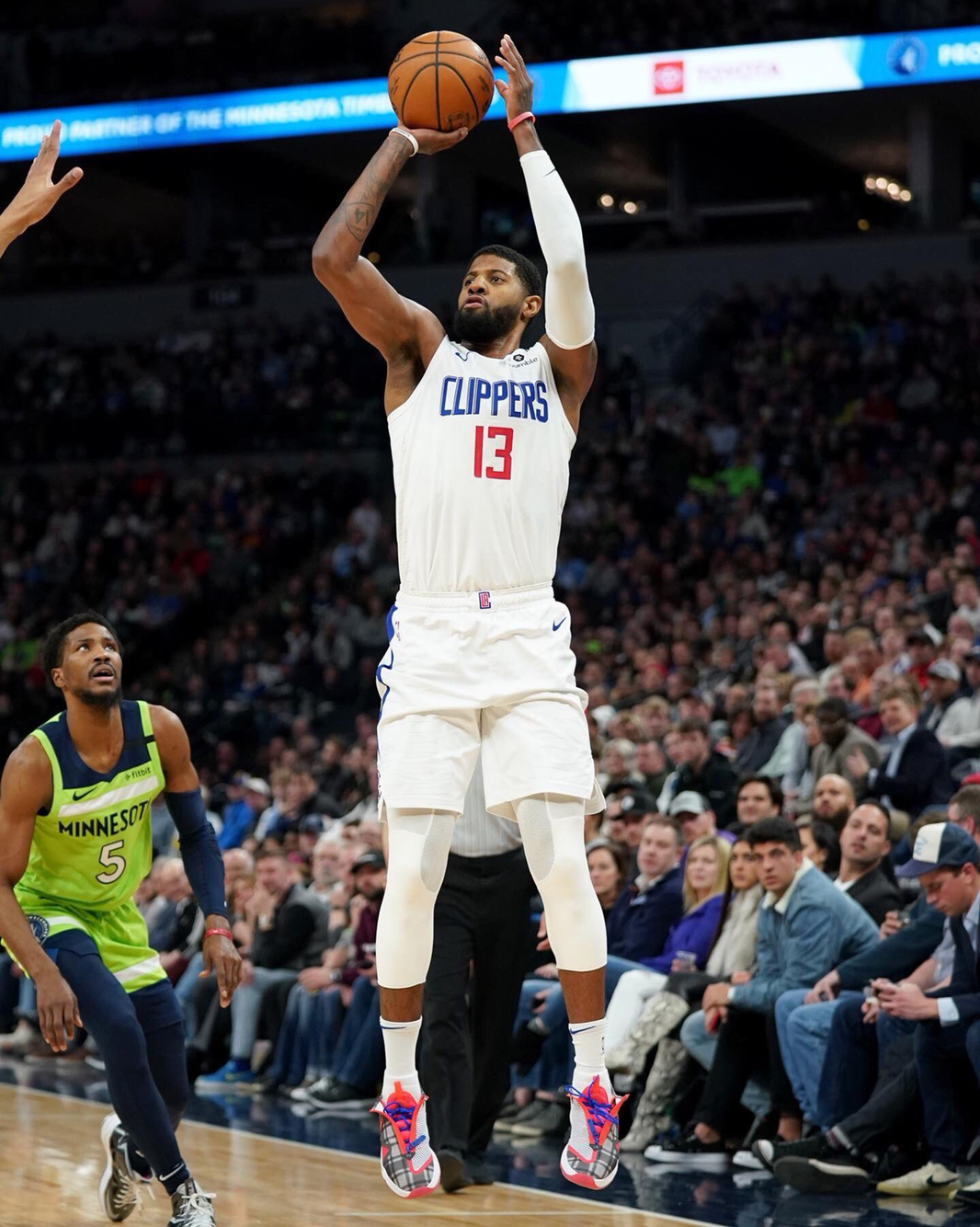 以其敏锐的 以其敏锐的